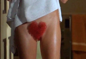 Heidi Klum met knalrood schaamhaar in de vorm van een hartje. Speciaal voor de film Blow Dry hebben ze deze pruik gemaakt.
